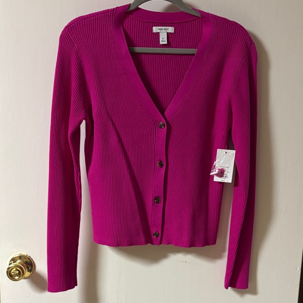 NWT Nine West fuchsia pink ribbed v-neck sweater. Women’s size medium.